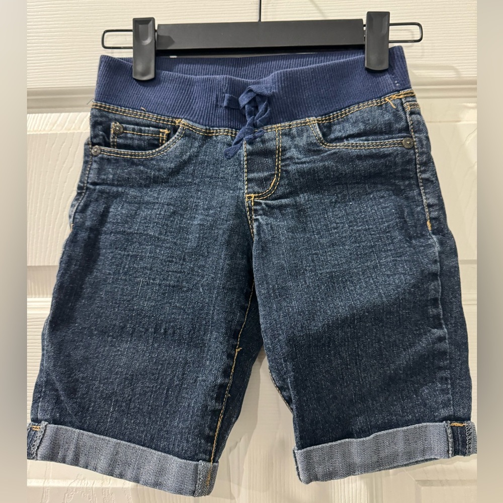 Arizona Jean Co. elastic waist shorts. Size 7. EUC.